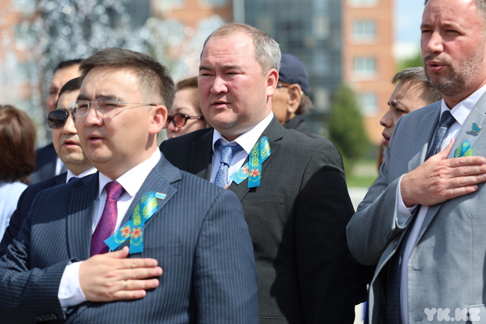 В Усть-Каменогорске к памятнику Первого министра обороны возложили цветы